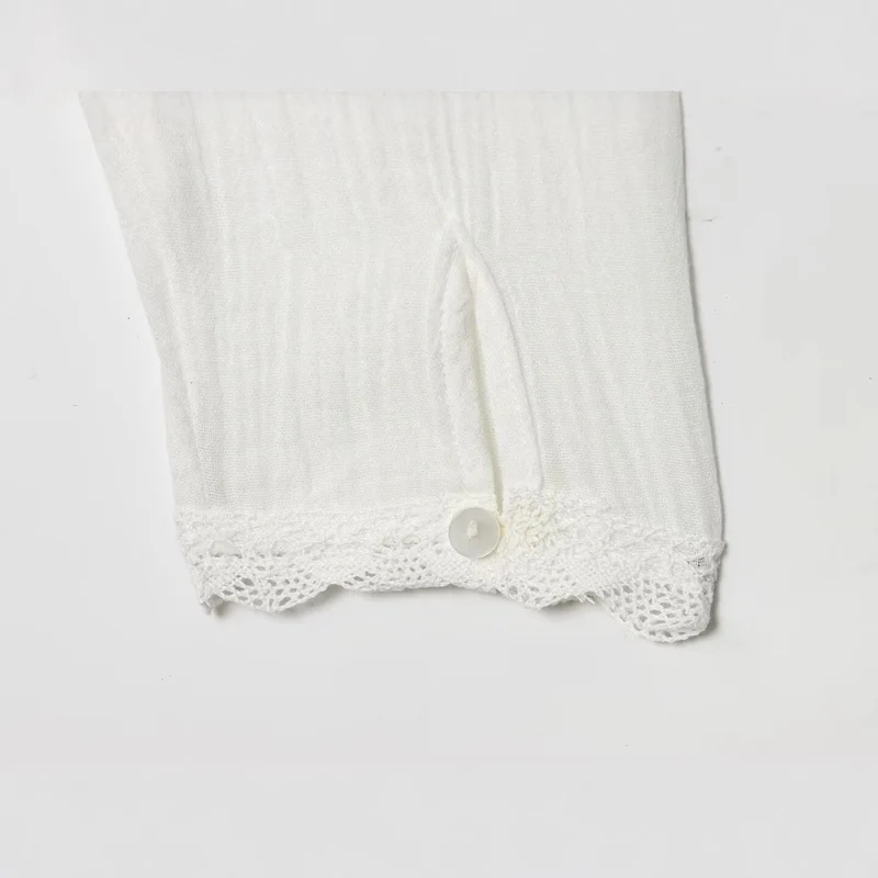 Damen Romantische Spitzenbluse mit Spitzenpasse, Taillenband und durchgehender Knopfleiste Nord Taschen