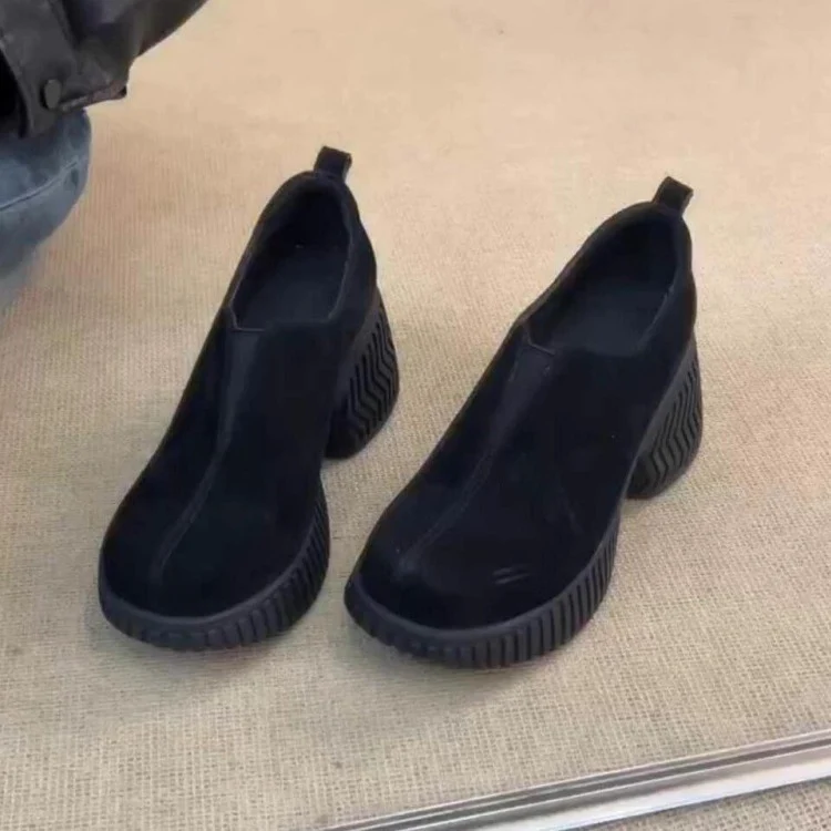 Damen Plateau-Slipper mit markanter Profilsohle und elastischem Einstieg Nord Taschen
