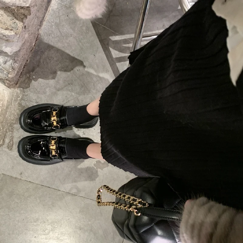 Damen Patentleder‑Plateau‑Loafer mit Goldkettchen und profilierter Lugsohle Nord Taschen