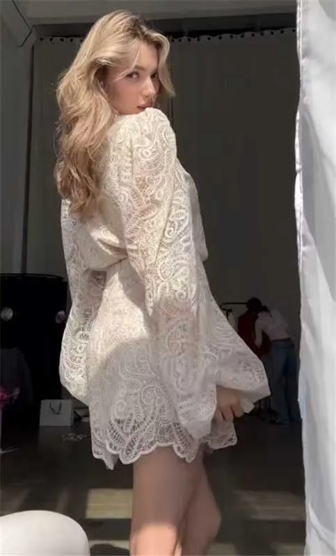 Damen Verspieltes Spitzenminikleid mit transparenten Ärmeln und gewelltem Saum Nord Taschen