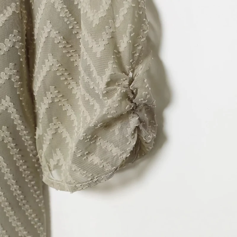 Damen V‑Ausschnitt Mini‑Kleid mit Jacquardstruktur und geraffter Taille Nord Taschen