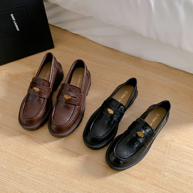 Damen Chunky Pennyloafer mit profilierter Plateau‑Lug‑Sohle und goldener Zierapplikation Nord Taschen