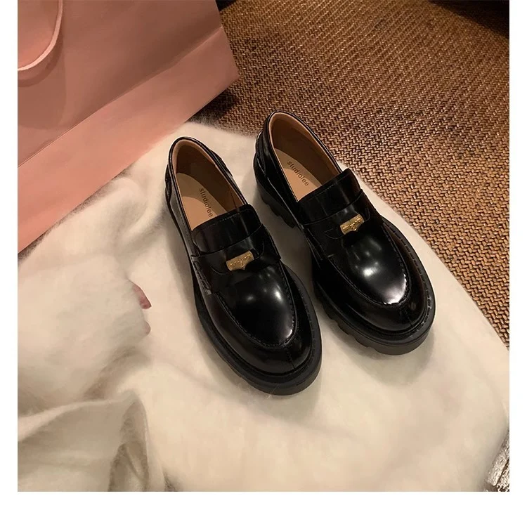 Damen Chunky Loafer mit Plateau-Profilsohle und goldener Zierspange Nord Taschen