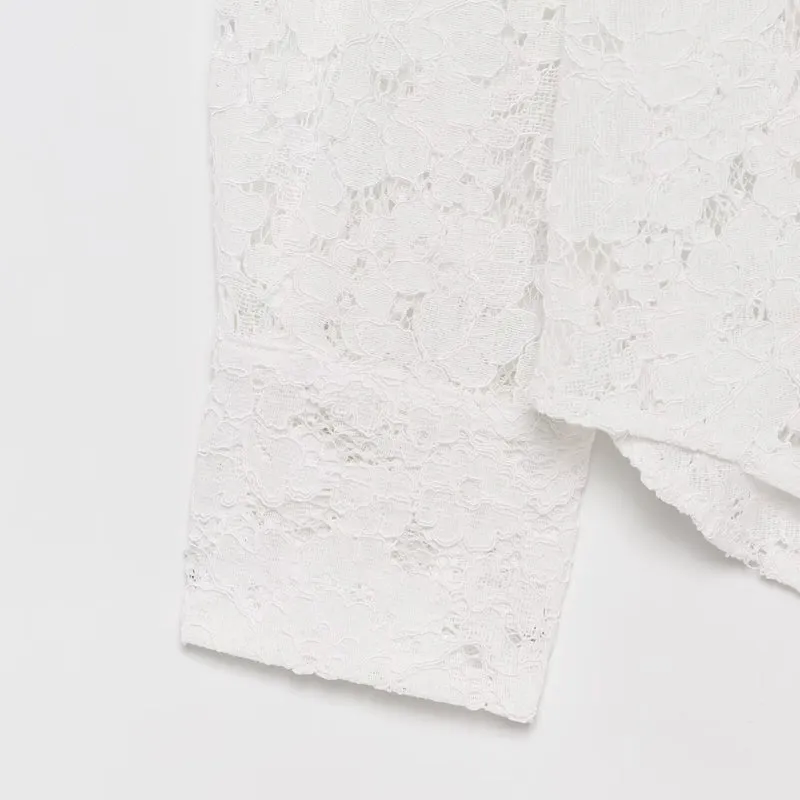 Damen Transparente Spitzenbluse mit durchgehender Zierknopfleiste und Schleifenapplikationen Nord Taschen