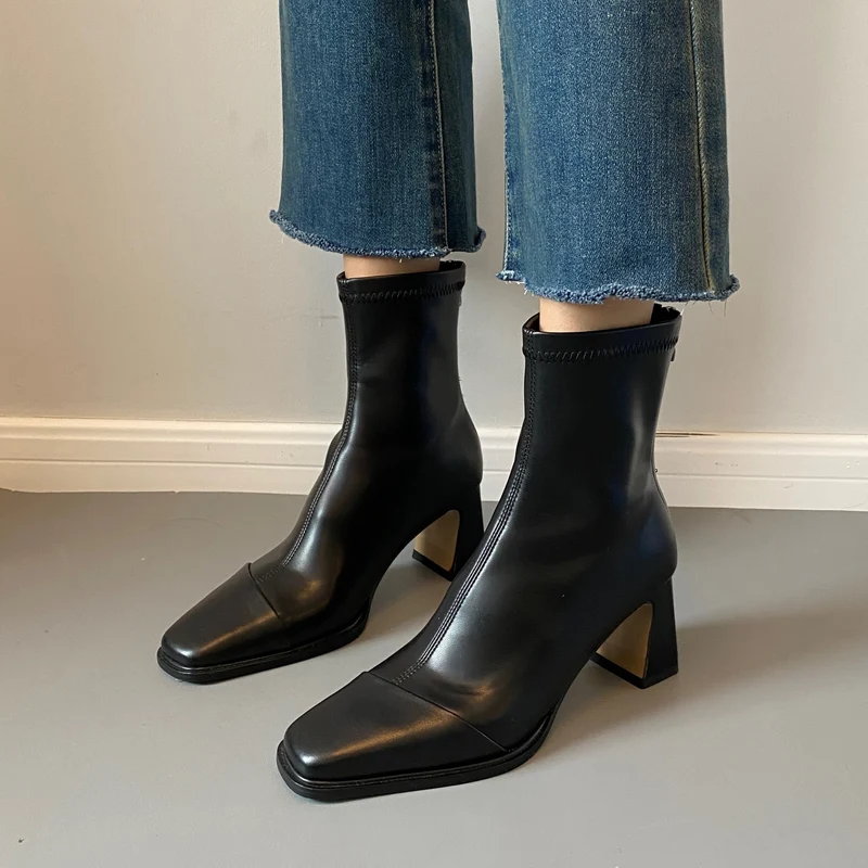 Damen Knöchelstiefel mit nahtlosem Schaft und skulpturalem Blockabsatz Nord Taschen