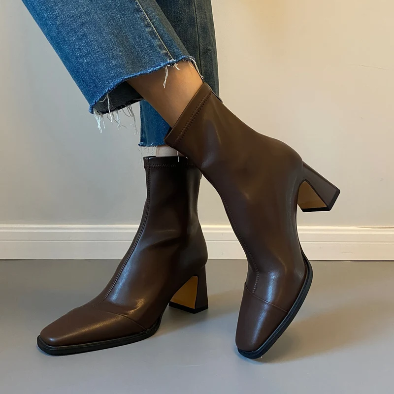 Damen Knöchelstiefel mit nahtlosem Schaft und skulpturalem Blockabsatz Nord Taschen