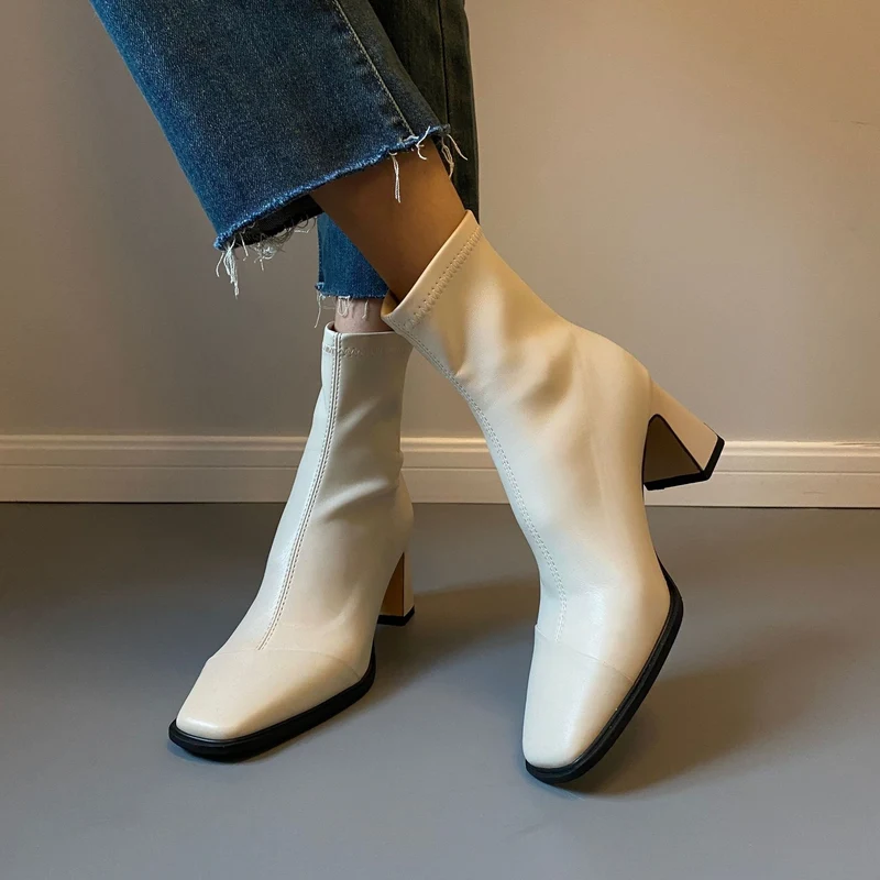Damen Knöchelstiefel mit nahtlosem Schaft und skulpturalem Blockabsatz Nord Taschen