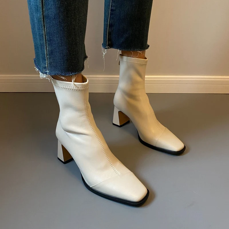 Damen Knöchelstiefel mit nahtlosem Schaft und skulpturalem Blockabsatz Nord Taschen