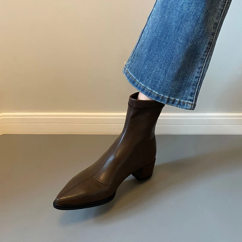Damen Knöchelhohe Leder-Ankleboots mit spitzer Kappenform und sculpted Blockabsatz Nord Taschen