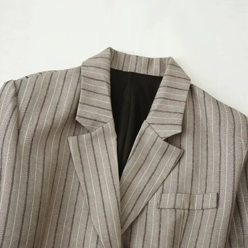 Damen Taillierter Nadelstreifen-Blazer mit Pattentaschen und Taillengürtel Nord Taschen