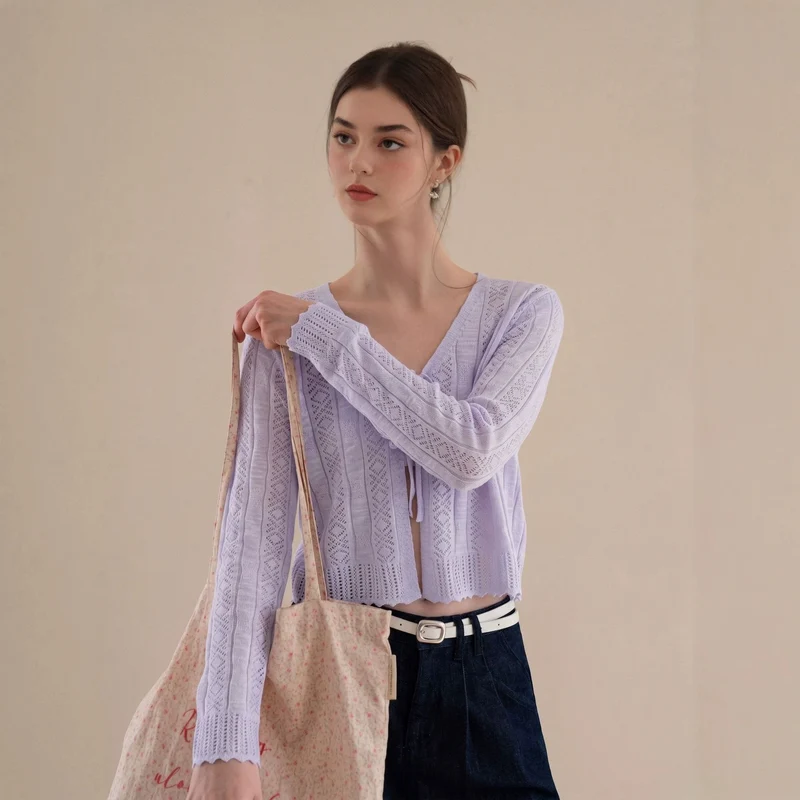 Damen Leichter gehäkelter Kurzcardigan mit V‑Ausschnitt, Bindeband und Ajourmuster Nord Taschen