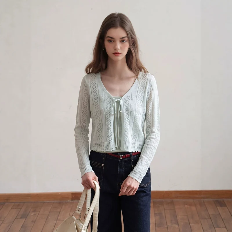 Damen Leichter gehäkelter Kurzcardigan mit V‑Ausschnitt, Bindeband und Ajourmuster Nord Taschen