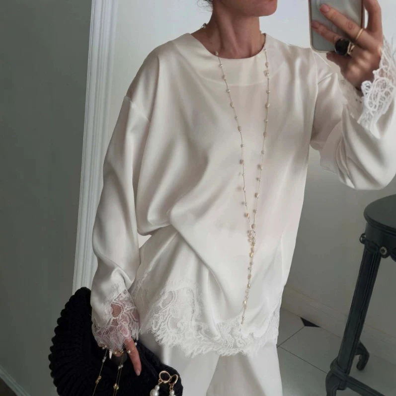 Damen Seidiges Langarmshirt mit Spitzenbesatz am Saum und Manschetten Nord Taschen