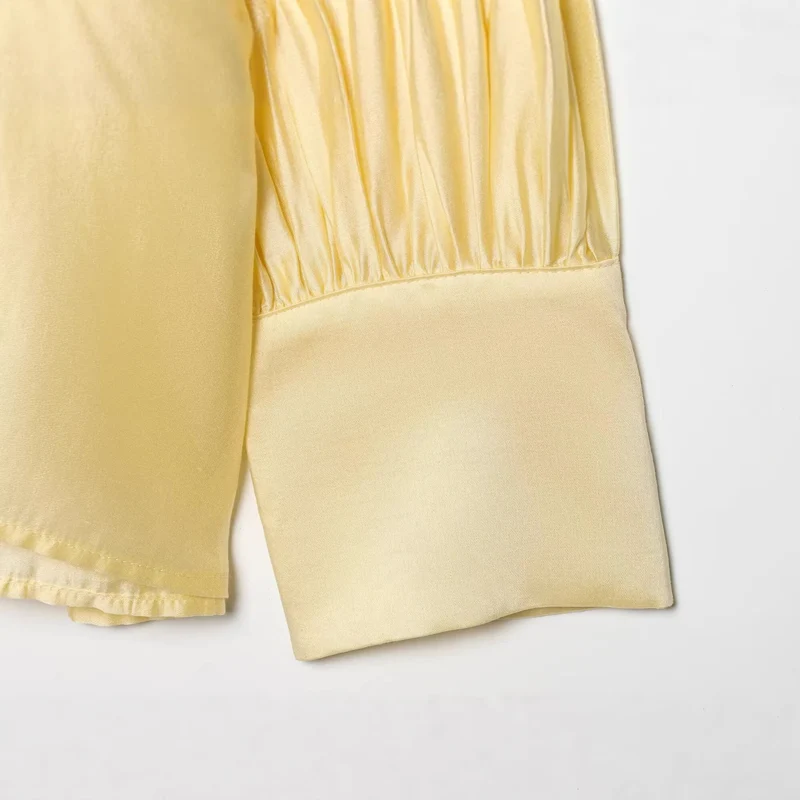Damen Seidige Bluse mit Bindeschal und Ballonärmeln Nord Taschen