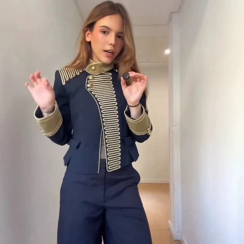 Damen Militärisch inspirierte kurze Gala-Jacke mit Goldverzierung Nord Taschen
