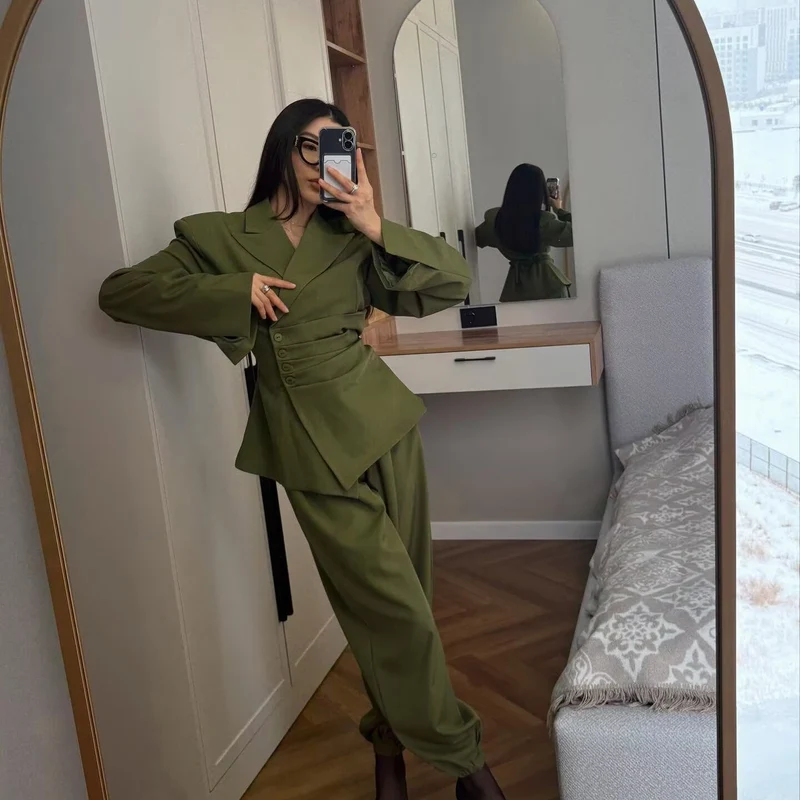 Damen Taillierter Blazer mit seitlichen Faltenbändern und asymmetrischer Knopfleiste Nord Taschen