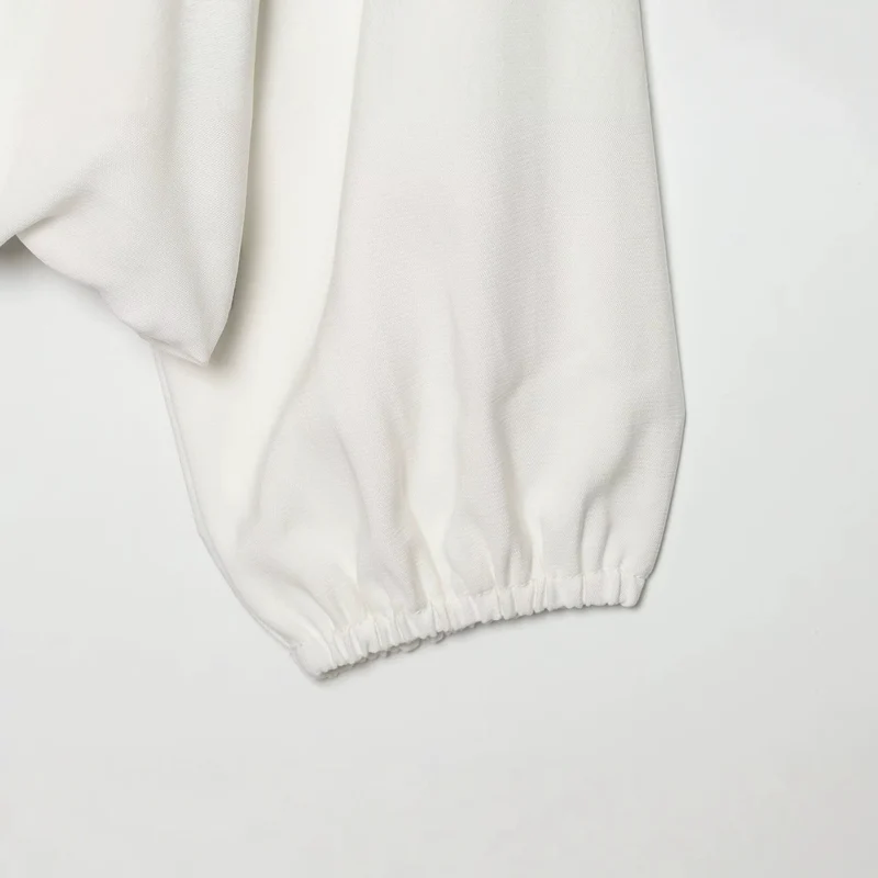 Damen Leichte Cropped-Windjacke im Boxy‑Schnitt mit hohem Funnelkragen und Ärmel-Pattentaschen Nord Taschen