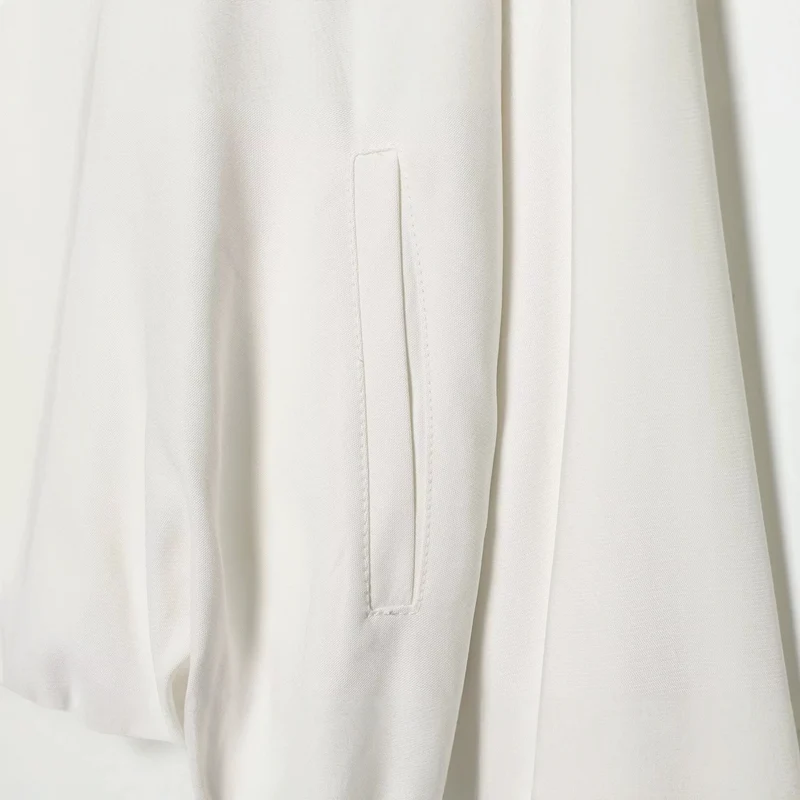 Damen Leichte Cropped-Windjacke im Boxy‑Schnitt mit hohem Funnelkragen und Ärmel-Pattentaschen Nord Taschen