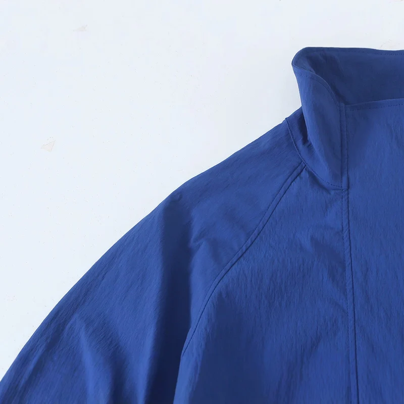 Damen Leichte Cropped-Übergangsjacke mit Stehkragen, weiten Raglanärmeln und Tunnelzug Nord Taschen