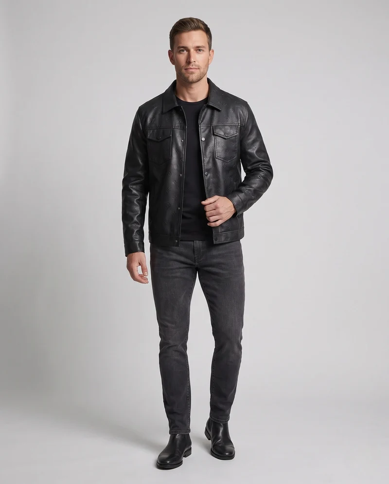 Herren Kunstleder Truckerjacke mit geprägtem Monogramm, Druckknopf-Front und Klapptaschen Nord Taschen