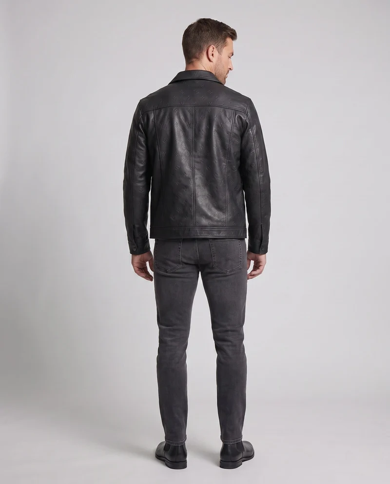 Herren Kunstleder Truckerjacke mit geprägtem Monogramm, Druckknopf-Front und Klapptaschen Nord Taschen