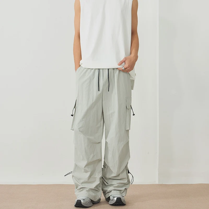 Herren Weite Nylon-Cargohose mit verstellbaren Saumkordeln und Tunnelzugbund Nord Taschen