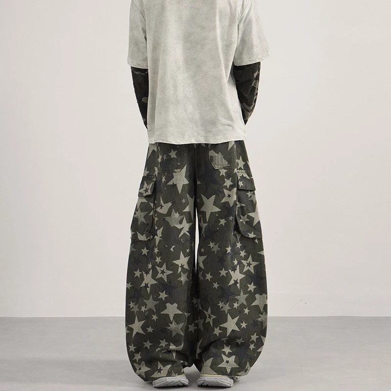Herren weite Cargo-Palazzo-Hose mit allover Sternen-Print und Utility-Taschen Nord Taschen