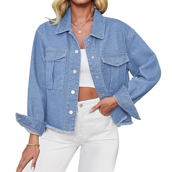 Damen Cropped Denimjacke mit Fransenabschluss und aufgesetzten Brusttaschen Nord Taschen