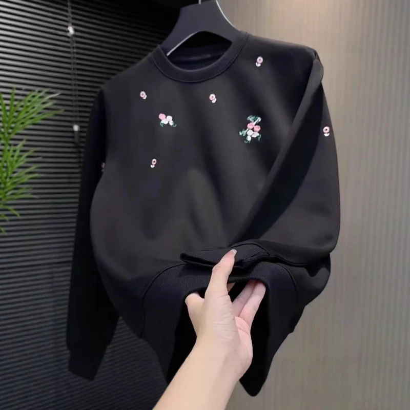 Damen Eleganter Oversized Pullover mit floralem Stickdesign Nord Taschen