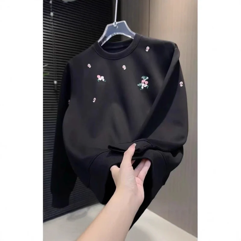 Damen Eleganter Oversized Pullover mit floralem Stickdesign Nord Taschen