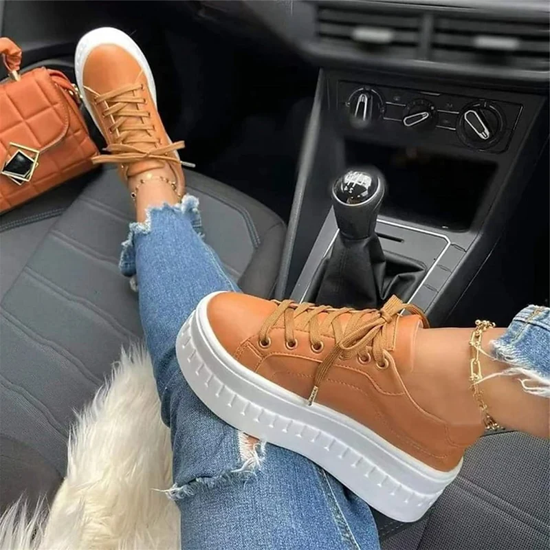 Plateau-Boots mit Schnürung