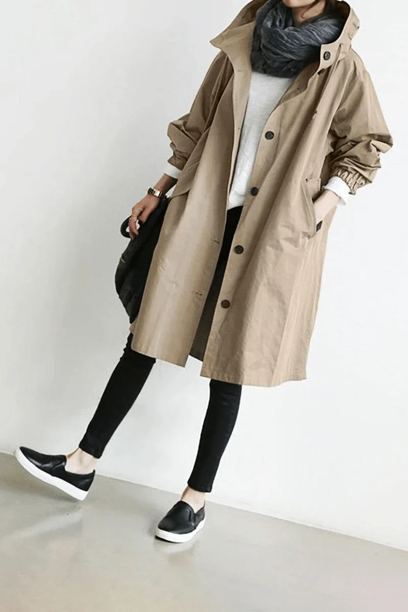 Die Windjacke mit Knöpfen und Kapuze