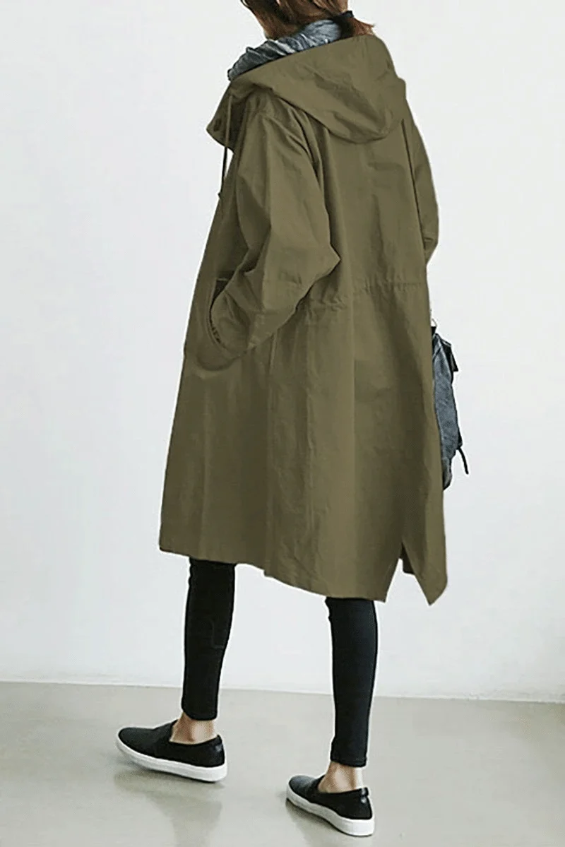 Die Windjacke mit Knöpfen und Kapuze