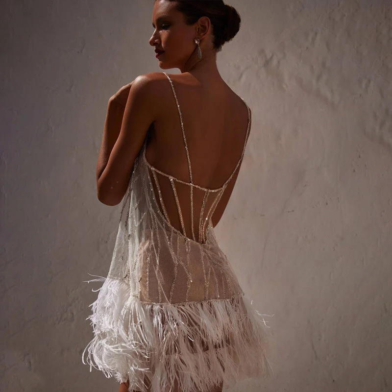 Damen Funkelndes Pailletten-Cocktailkleid mit Federn