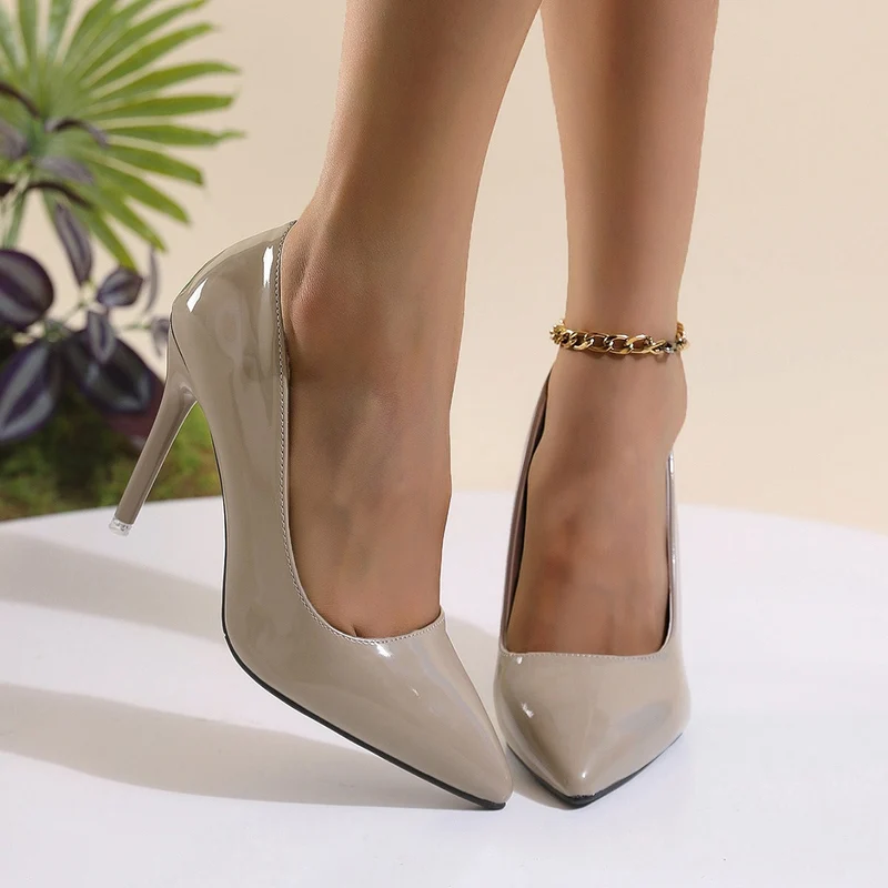 Damen Elegante und stilvolle High-Heels mit glänzender Oberfläche
