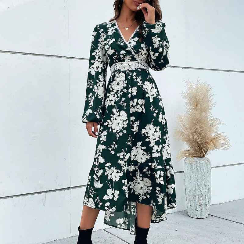 Damen Blumiges Midikleid mit V-Ausschnitt, Spitzenbesatz und taillenbetonter Wickeloptik Nord Taschen