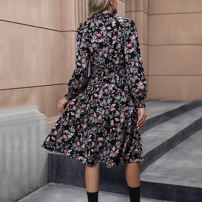 Damen Blumiges Midikleid mit Smok-Taillenbund, V‑Ausschnitt und Volantstufen Nord Taschen