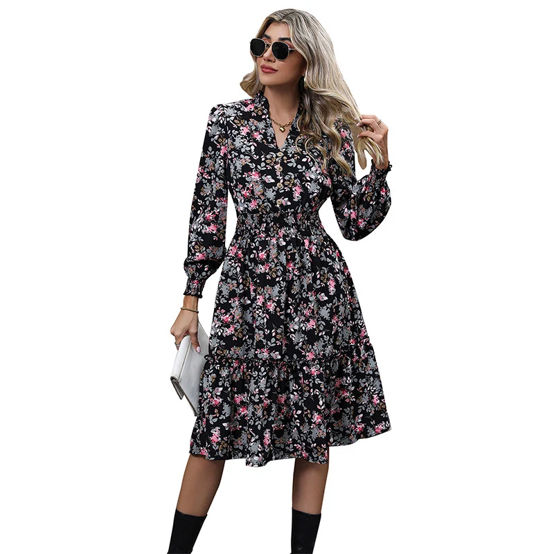 Damen Blumiges Midikleid mit Smok-Taillenbund, V‑Ausschnitt und Volantstufen Nord Taschen