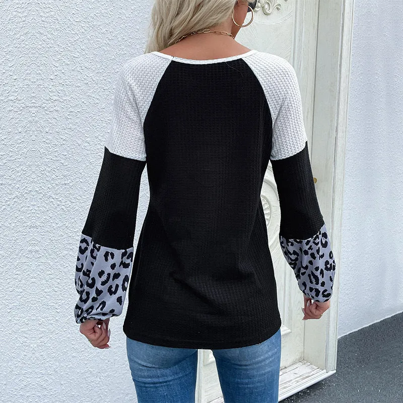 Damen Asymmetrisches Waffelstrick-Shirt mit Knotenbund und Leopard‑Manschetten Nord Taschen