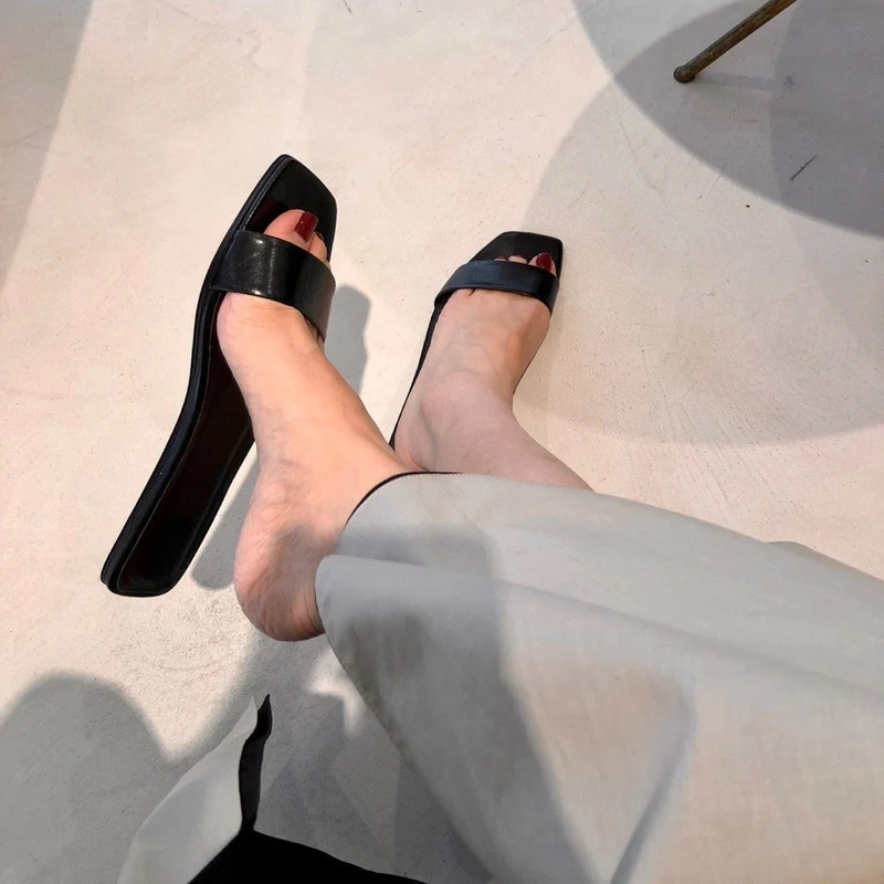 Damen elegante Badesandalen mit breitem Riemendesign und weicher Sohle