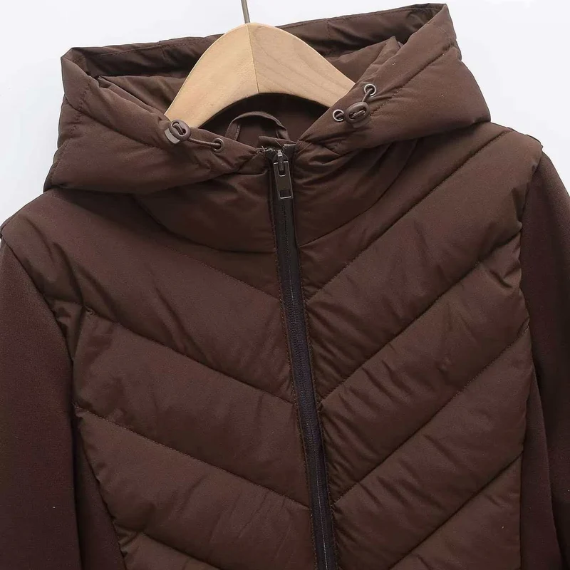 Damen gesteppte Kapuzenjacke mit Chevron‑Stepp, Einsätzen aus Softshell und verdecktem Reißverschluss