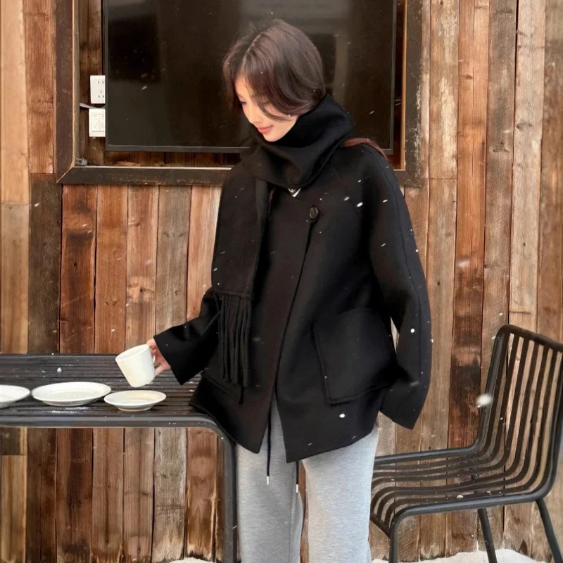 Damen Oversize Wollmantel mit voluminösem Schalkragen und Fransen Nord Taschen