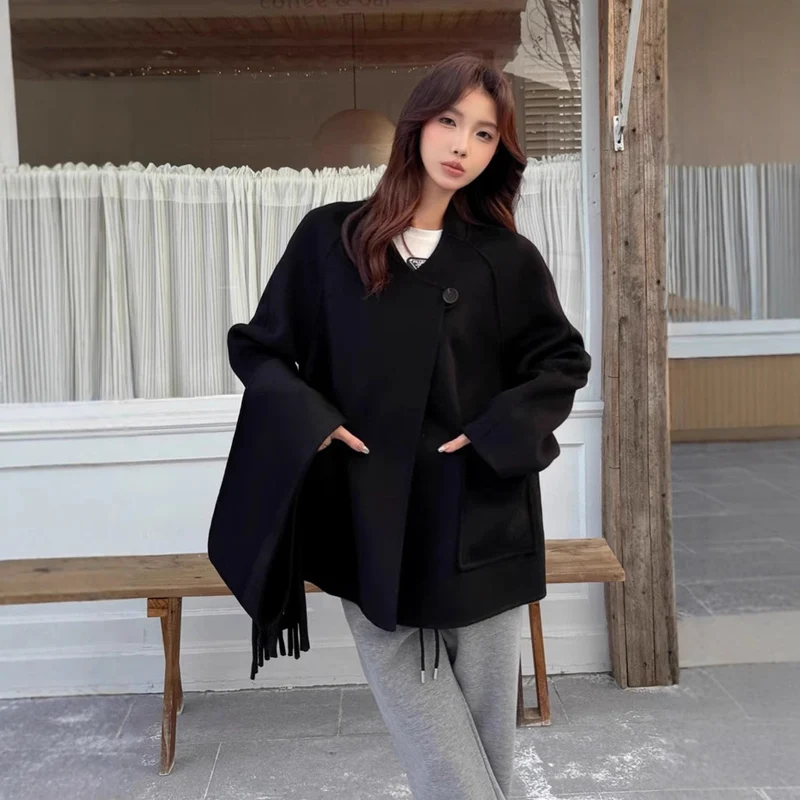 Damen Oversize Wollmantel mit voluminösem Schalkragen und Fransen Nord Taschen