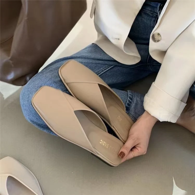 Damen Slip-On Pantoletten mit kunstlederner Oberfläche und bequemem Fußbett