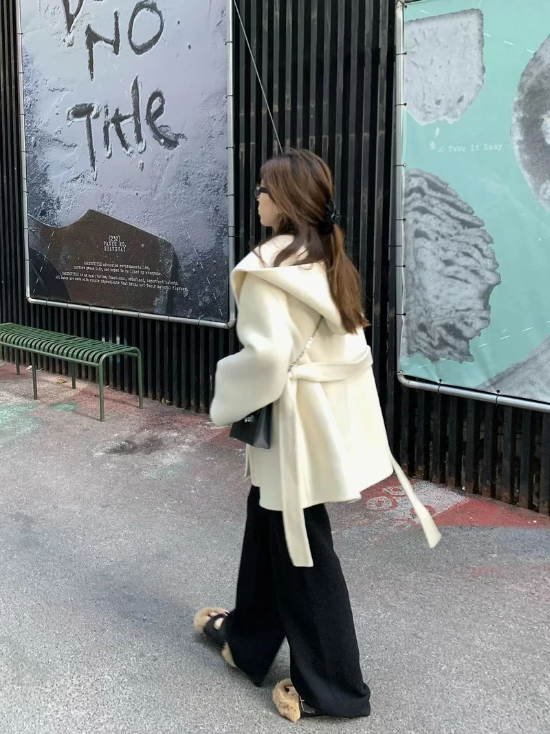 Damen Oversize Wollmantel mit Kapuze und Taillengürtel Nord Taschen