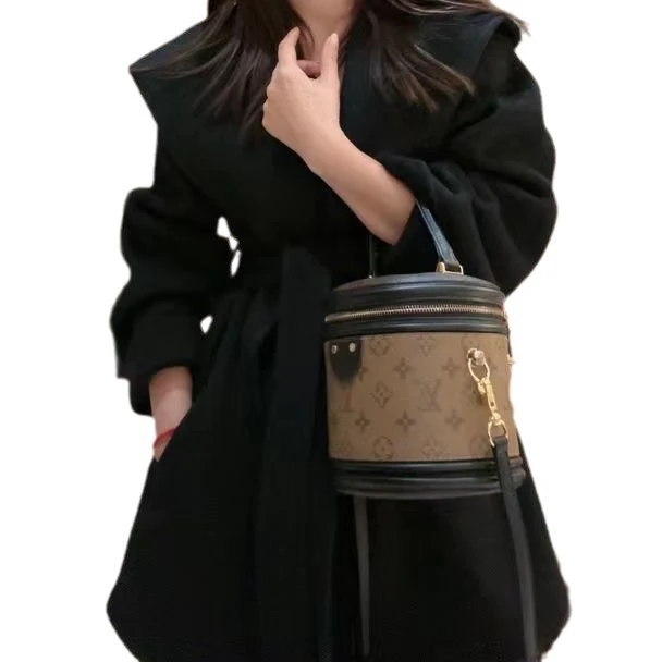 Damen Kurzer Wollmantel mit Taillengürtel und Oversize-Ärmeln Nord Taschen