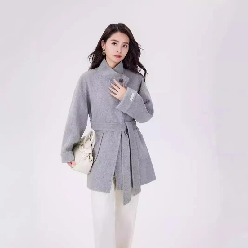 Damen Kurzer Wickel-Wollmantel mit hoher Knopfblende und aufgesetzten Taschen Nord Taschen