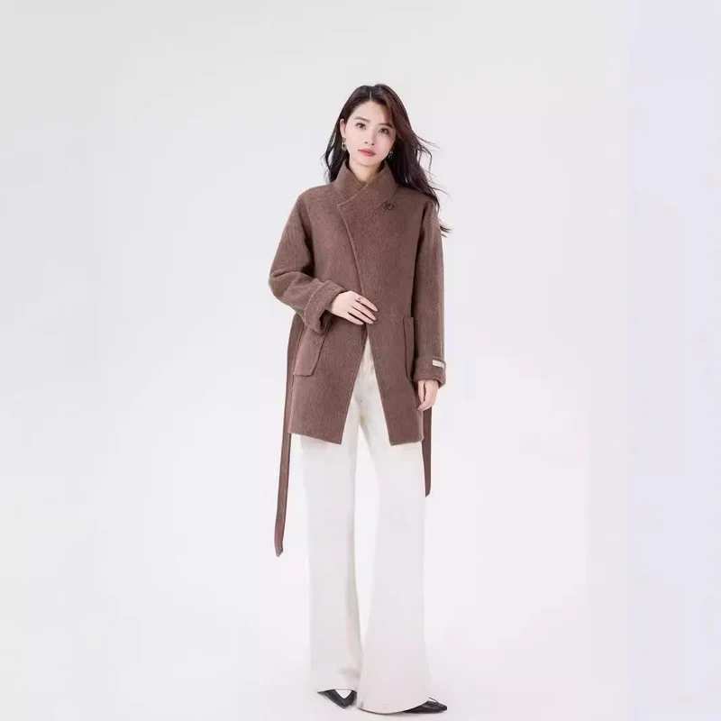 Damen Kurzer Wickel-Wollmantel mit hoher Knopfblende und aufgesetzten Taschen Nord Taschen