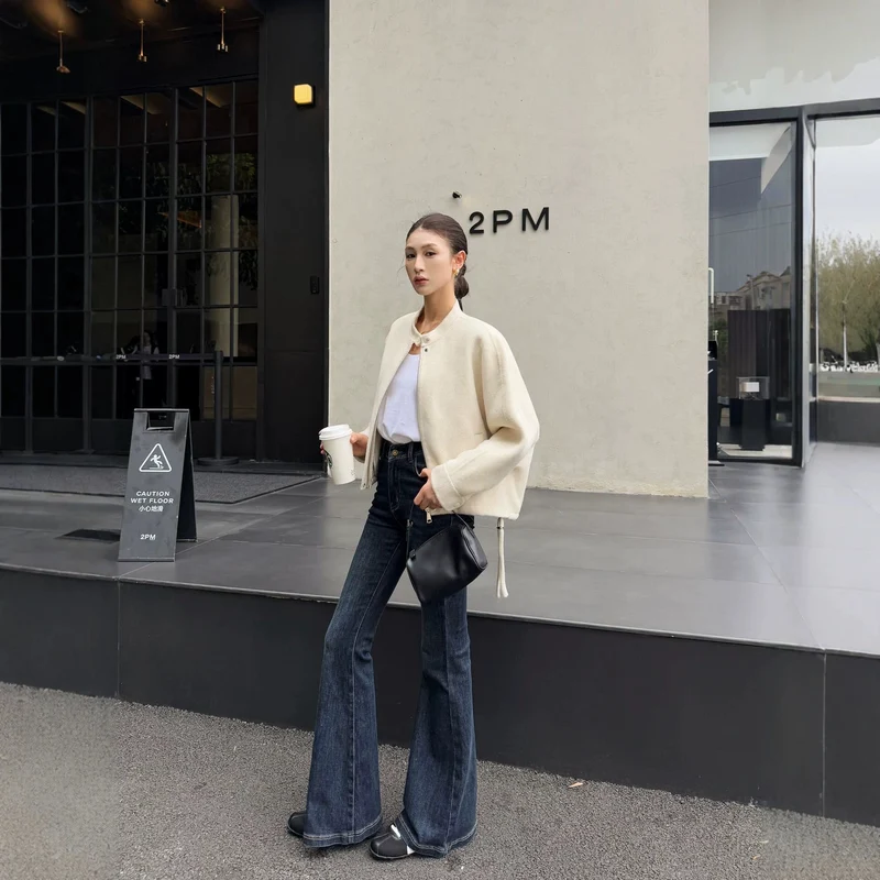 Damen Kurz geschnittene minimalistische Bomberjacke mit Stehkragen Nord Taschen