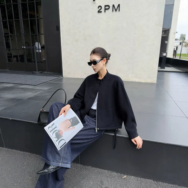 Damen Kurz geschnittene minimalistische Bomberjacke mit Stehkragen Nord Taschen